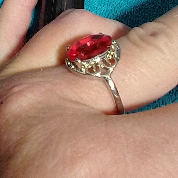 Elegant Silver Ring with Red Gemstone - Picture 4 of 4